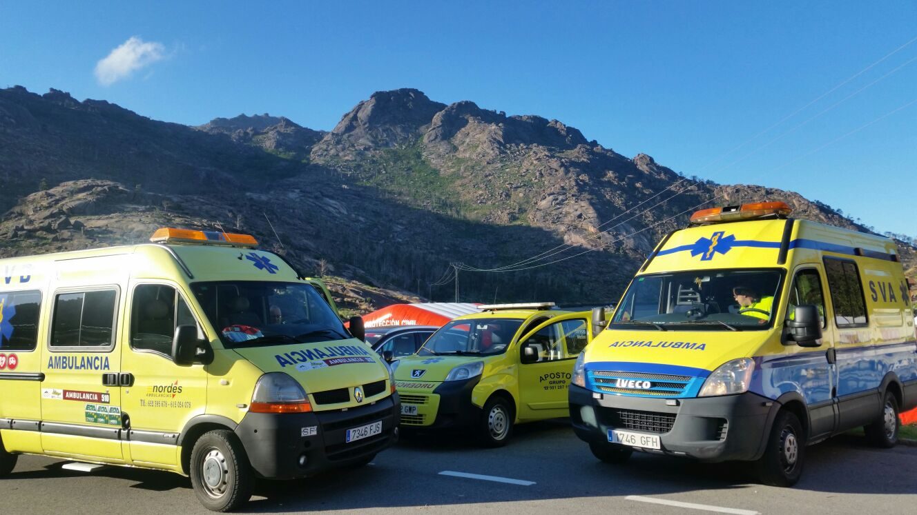 Ambulancias de Ambulancias do Nordés desplegadas en la montaña junto a la carpa de Protección Civil durante un evento deportivo