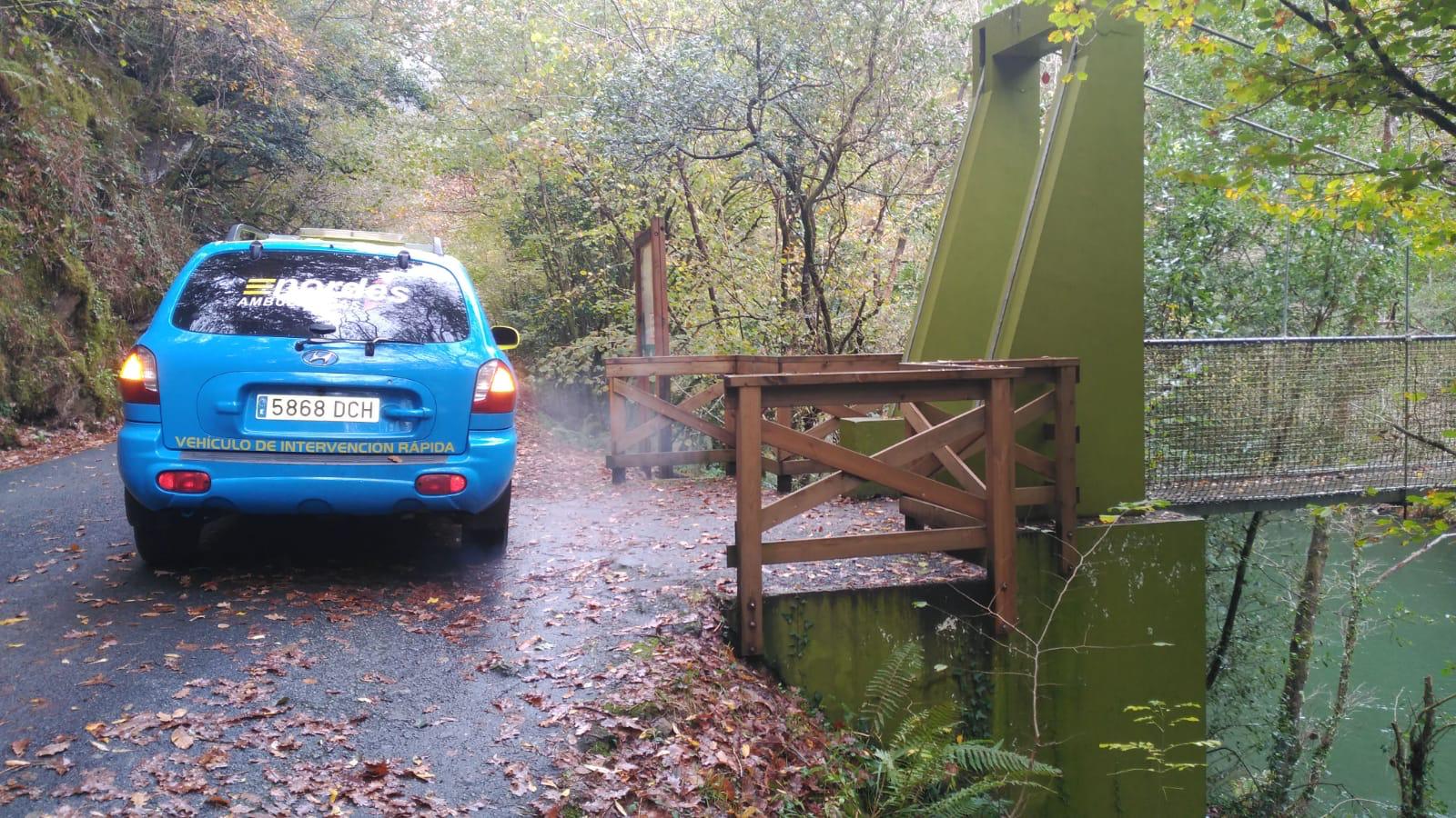 Vehículo de Intervención Rápida de Ambulancias do Nordés circulando por una pista forestal junto a una pasarela peatonal